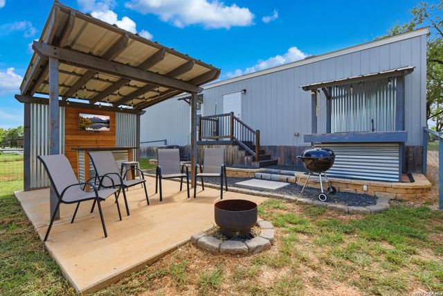 3089 RAKOWITZ RD, Adkins, TX 78101
