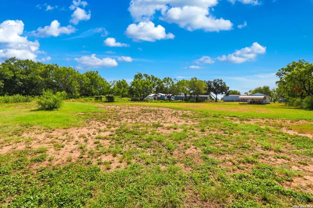 3089 RAKOWITZ RD, Adkins, TX 78101