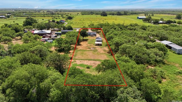 3089 RAKOWITZ RD, Adkins, TX 78101