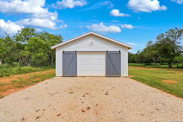3089 RAKOWITZ RD, Adkins, TX 78101