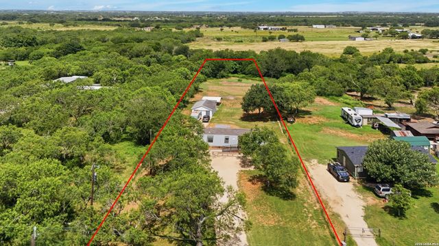 3089 RAKOWITZ RD, Adkins, TX 78101