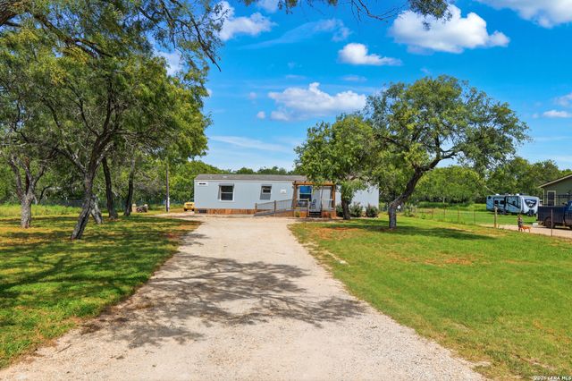 3089 RAKOWITZ RD, Adkins, TX 78101
