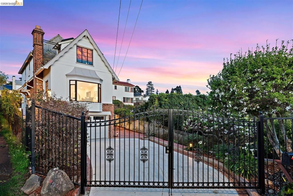 Image 1 of property listing at 141 141 Saint Albans Rd, Kensington, CA 94708