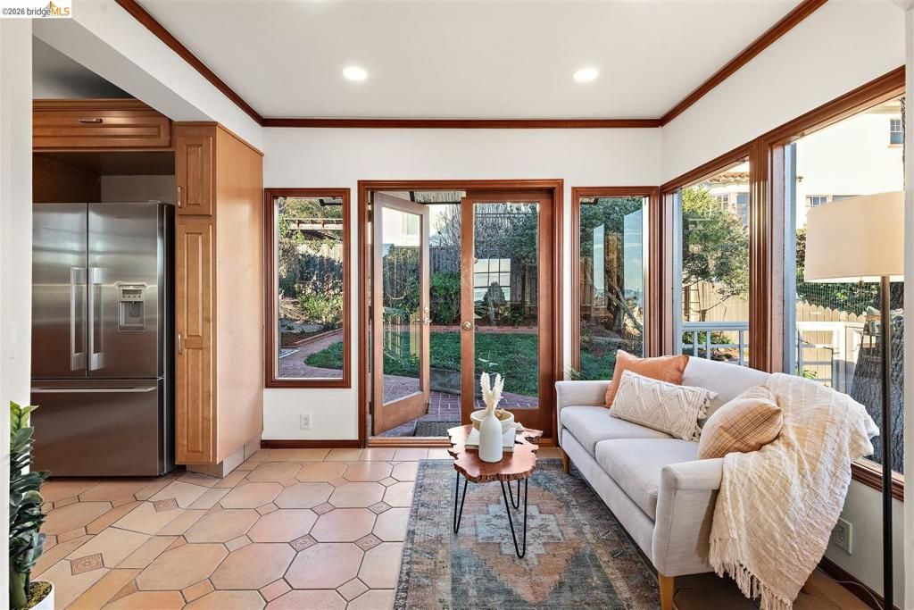 Image 19 of property listing at 141 141 Saint Albans Rd, Kensington, CA 94708