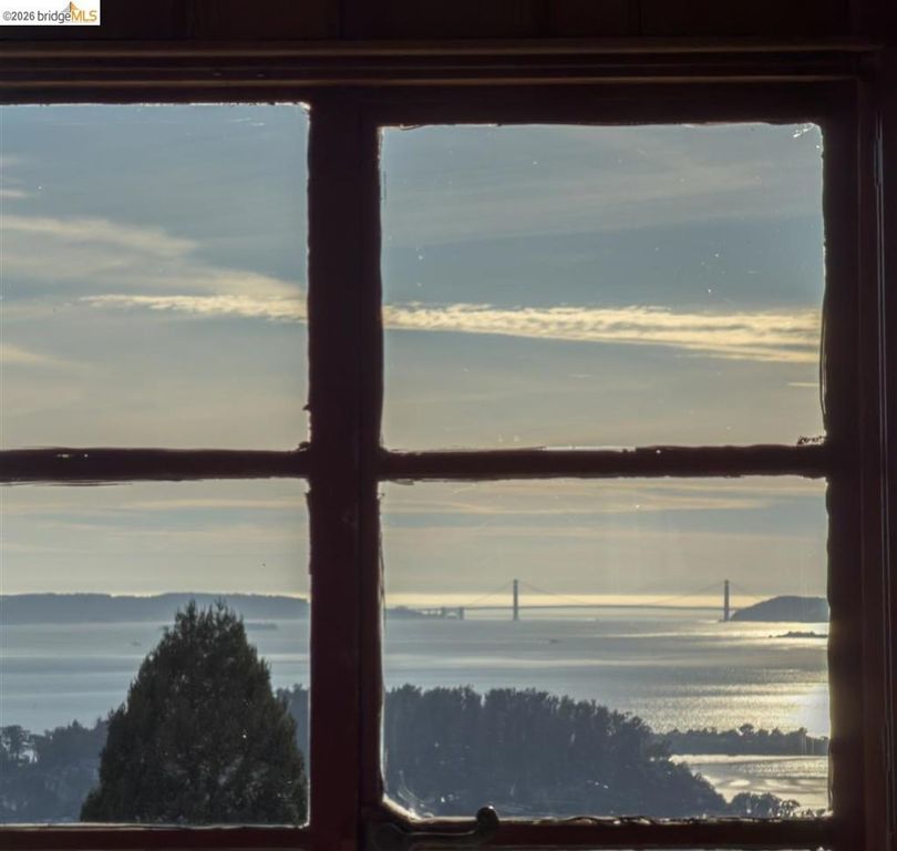 Image 32 of property listing at 141 141 Saint Albans Rd, Kensington, CA 94708