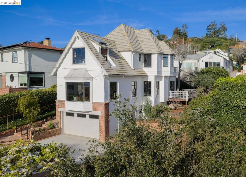 Image 6 of property listing at 141 141 Saint Albans Rd, Kensington, CA 94708