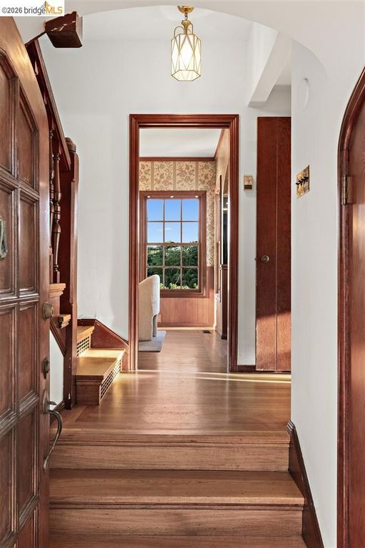 Image 9 of property listing at 141 141 Saint Albans Rd, Kensington, CA 94708