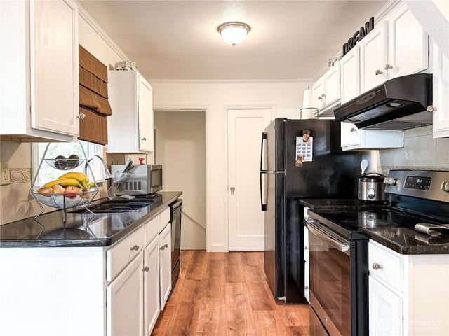 9005 Canyon Dr, Kent, WA 98030