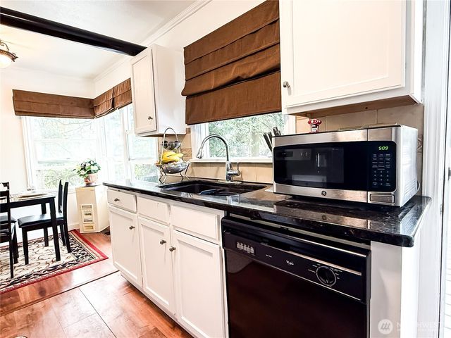 9005 Canyon Dr, Kent, WA 98030