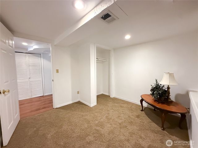 9005 Canyon Dr, Kent, WA 98030