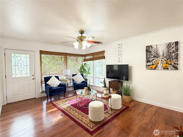 9005 Canyon Dr, Kent, WA 98030