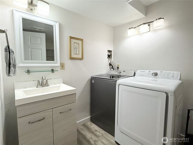9005 Canyon Dr, Kent, WA 98030