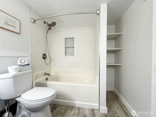 9005 Canyon Dr, Kent, WA 98030