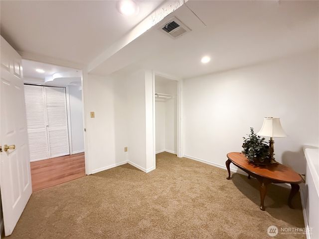 9005 Canyon Dr, Kent, WA 98030
