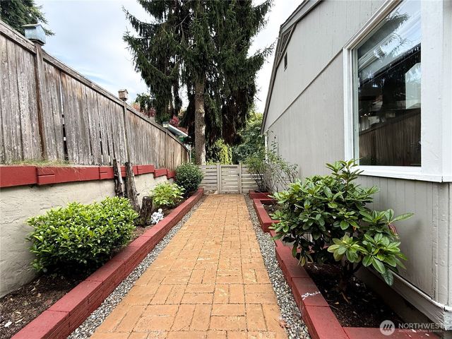 9005 Canyon Dr, Kent, WA 98030
