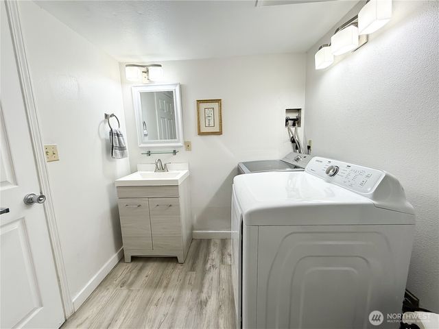 9005 Canyon Dr, Kent, WA 98030