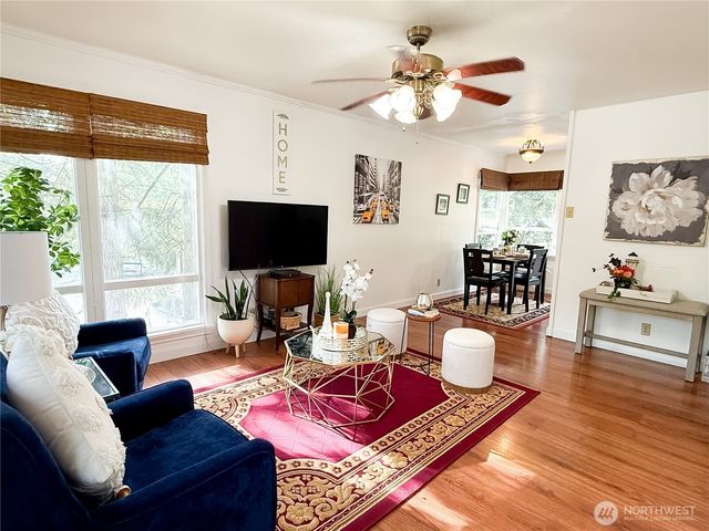 9005 Canyon Dr, Kent, WA 98030