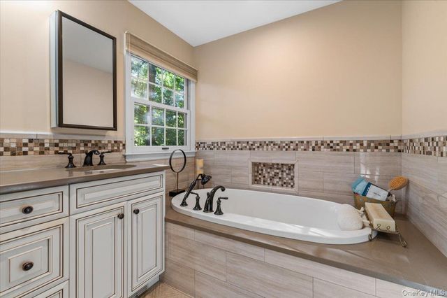 96 Plainview Road, Woodbury, NY 11797