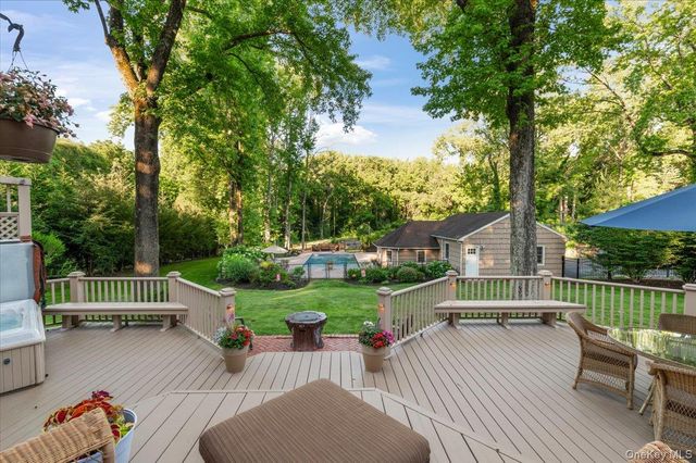 96 Plainview Road, Woodbury, NY 11797