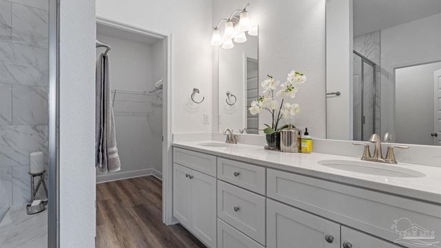 9904 Starling Dr, Pensacola, FL 32506