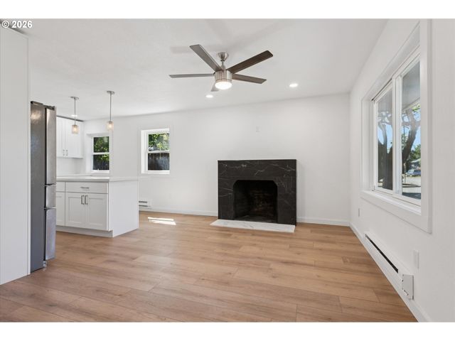 8806 Ne SACRAMENTO St, Portland, OR 97220