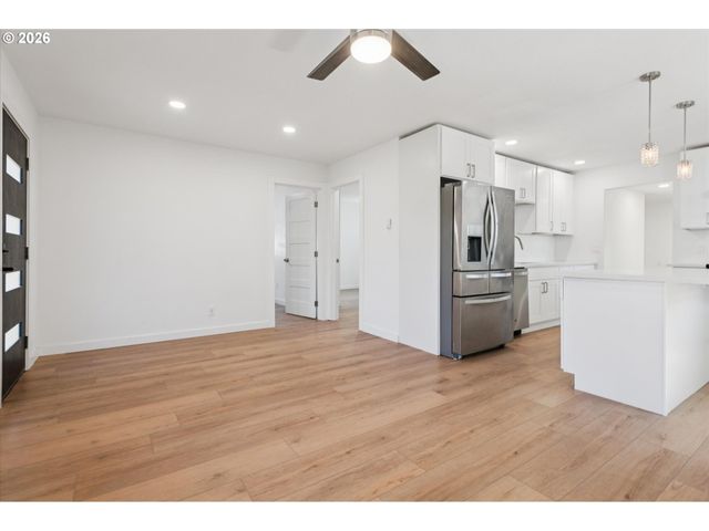 8806 Ne SACRAMENTO St, Portland, OR 97220