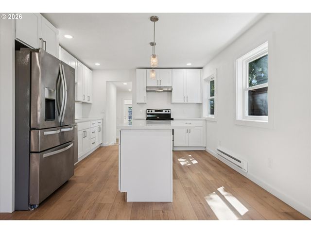 8806 Ne SACRAMENTO St, Portland, OR 97220
