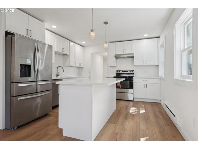 8806 Ne SACRAMENTO St, Portland, OR 97220