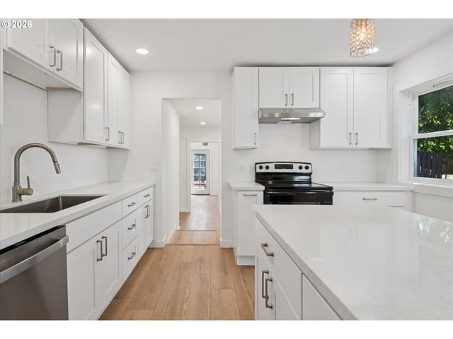 8806 Ne SACRAMENTO St, Portland, OR 97220
