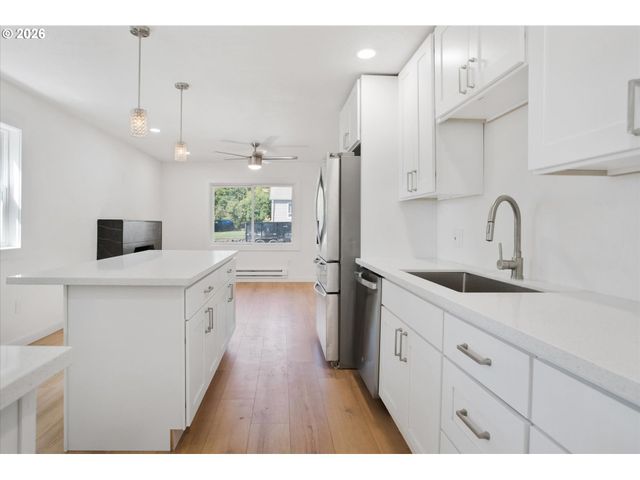 8806 Ne SACRAMENTO St, Portland, OR 97220