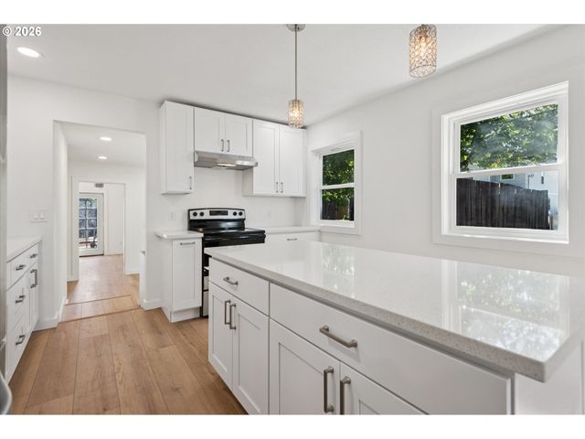 8806 Ne SACRAMENTO St, Portland, OR 97220