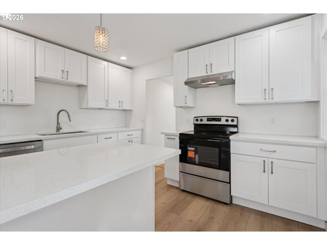 8806 Ne SACRAMENTO St, Portland, OR 97220