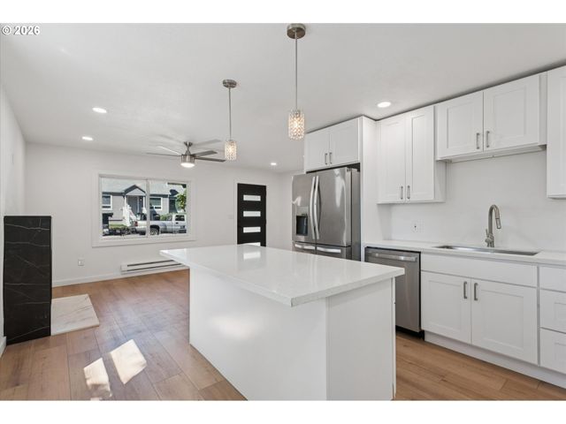 8806 Ne SACRAMENTO St, Portland, OR 97220