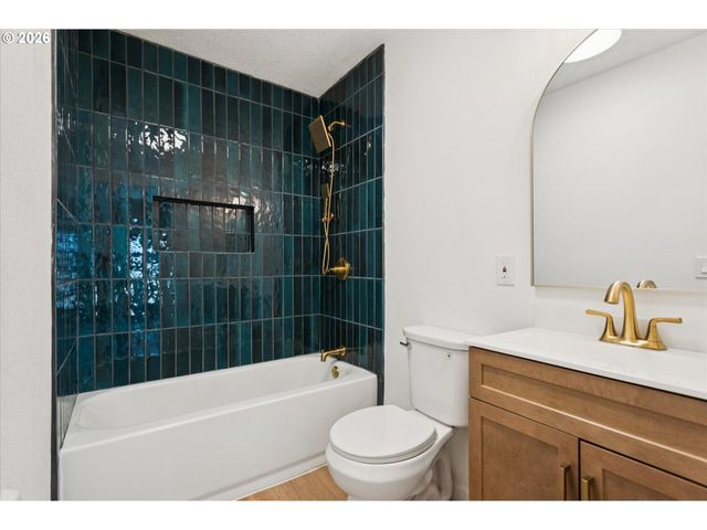 8806 Ne SACRAMENTO St, Portland, OR 97220