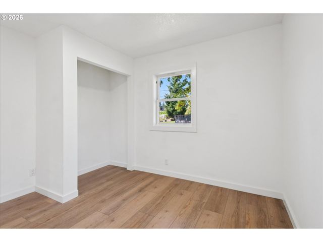8806 Ne SACRAMENTO St, Portland, OR 97220