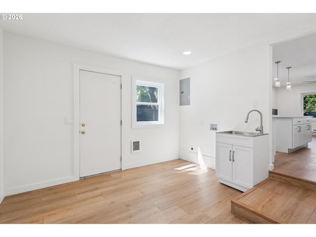 8806 Ne SACRAMENTO St, Portland, OR 97220