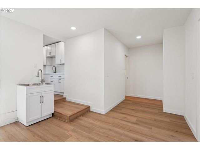 8806 Ne SACRAMENTO St, Portland, OR 97220