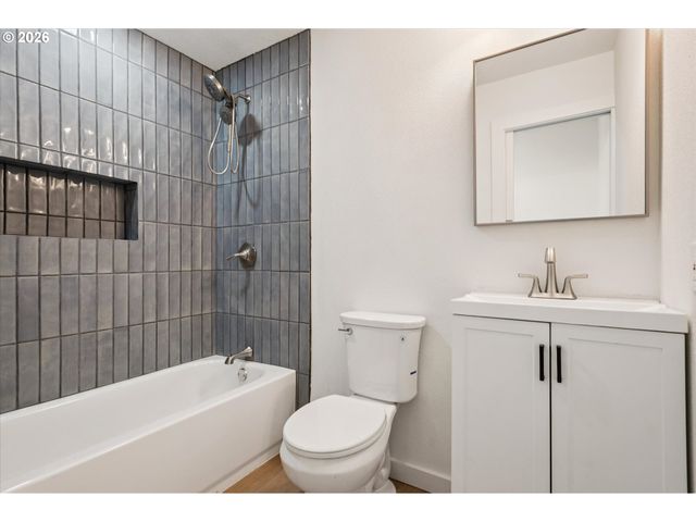 8806 Ne SACRAMENTO St, Portland, OR 97220