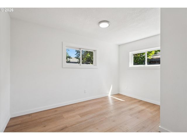 8806 Ne SACRAMENTO St, Portland, OR 97220