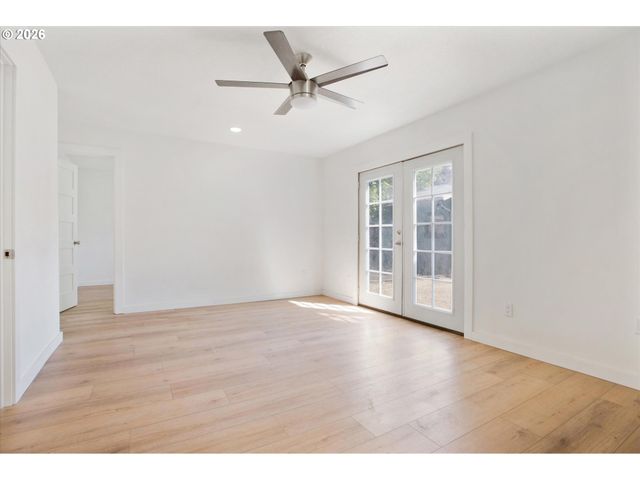 8806 Ne SACRAMENTO St, Portland, OR 97220