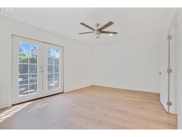 8806 Ne SACRAMENTO St, Portland, OR 97220