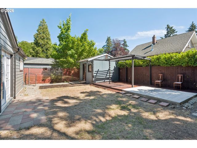 8806 Ne SACRAMENTO St, Portland, OR 97220
