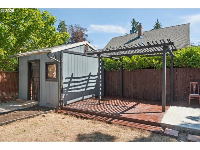 8806 Ne SACRAMENTO St, Portland, OR 97220