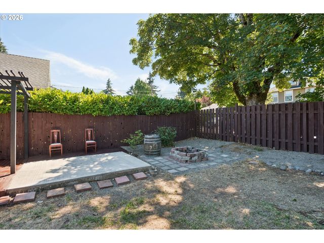 8806 Ne SACRAMENTO St, Portland, OR 97220