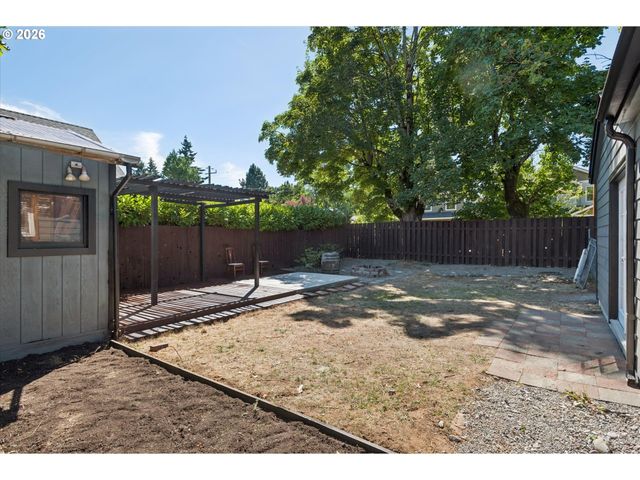 8806 Ne SACRAMENTO St, Portland, OR 97220