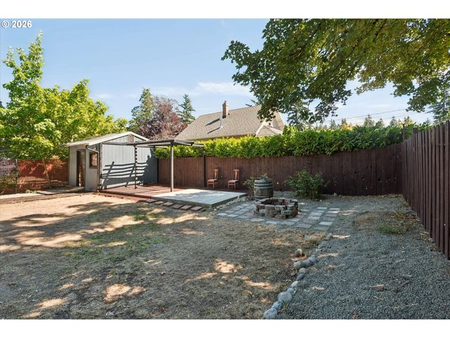 8806 Ne SACRAMENTO St, Portland, OR 97220