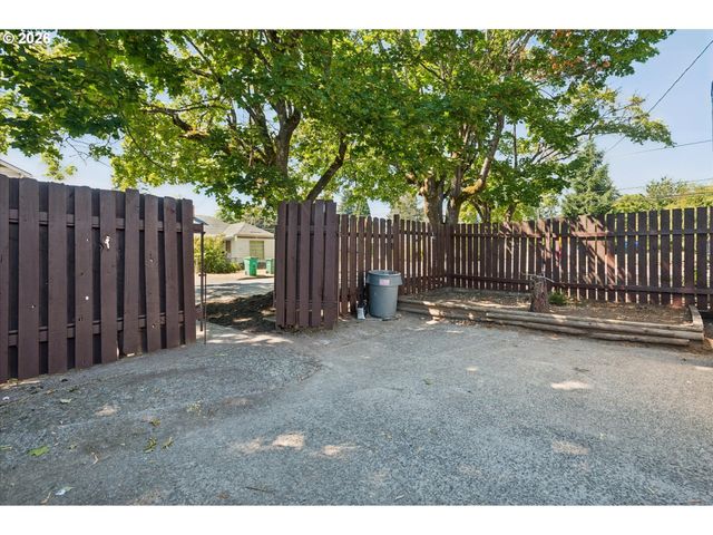 8806 Ne SACRAMENTO St, Portland, OR 97220