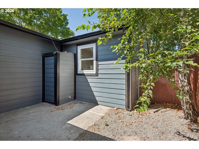 8806 Ne SACRAMENTO St, Portland, OR 97220