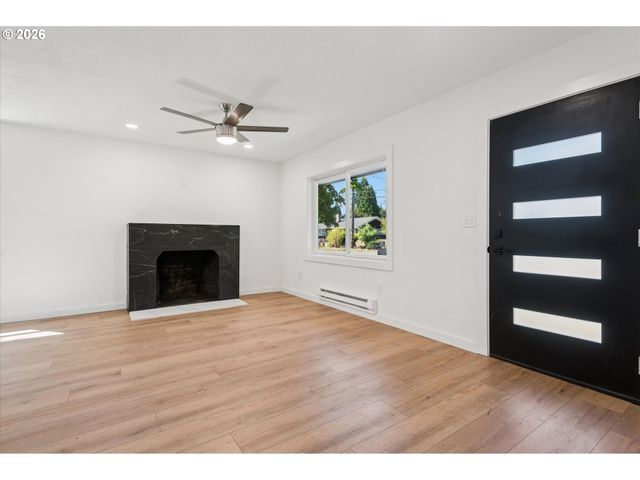 8806 Ne SACRAMENTO St, Portland, OR 97220