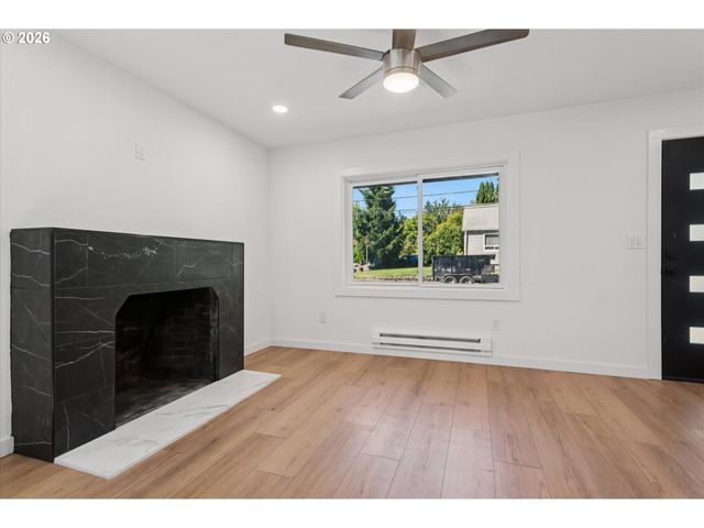 8806 Ne SACRAMENTO St, Portland, OR 97220